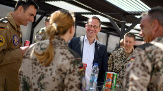 Foto: Michael Müller trifft auf dem Stützpunkt der Bundeswehr auf der Jordanischen Luftwaffenbasis al-Asraq deutsche Soldaten. Foto: Michael Müller trifft auf dem Stützpunkt der Bundeswehr auf der Jordanischen Luftwaffenbasis al-Asraq deutsche Soldaten.