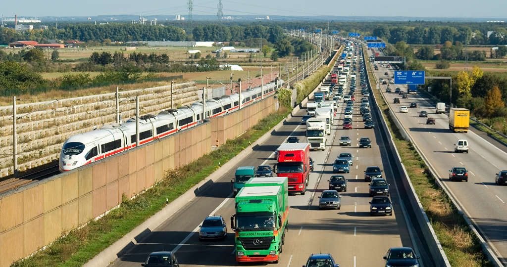 Foto: Autobahn und ICE